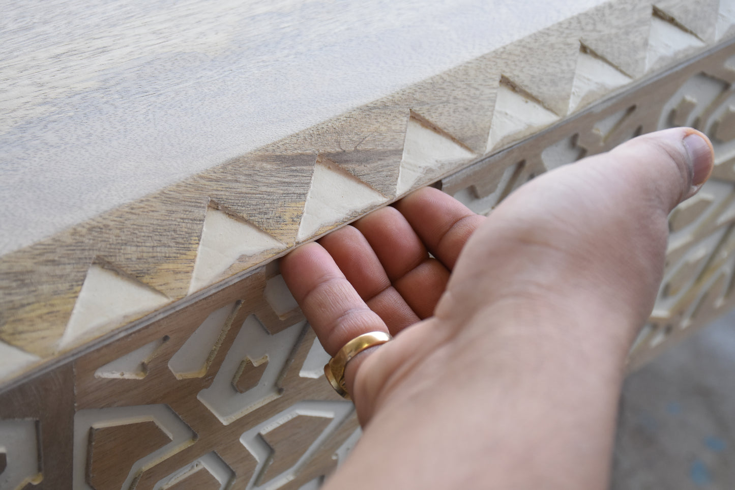 Person lifting the extendable top of the Coffee Table for storage access