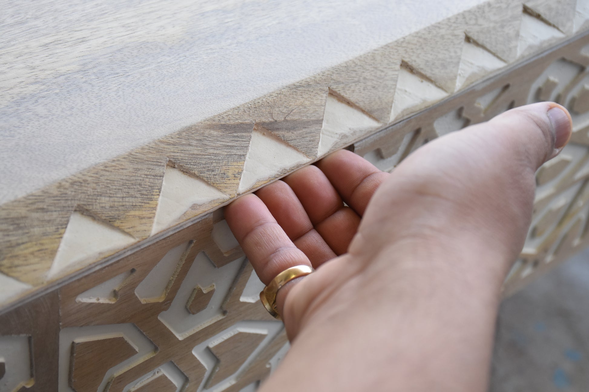 Person lifting the extendable top of the Coffee Table for storage access
